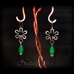 Boucles d&#39;oreilles émeraude, boucles d&#39;oreilles vertes, boucles d&#39;oreilles fleur, boucles d&#39;oreilles minimalistes en argent sterling, boucles d&#39;oreilles en forme de larme enveloppées de fil, bijoux émeraude