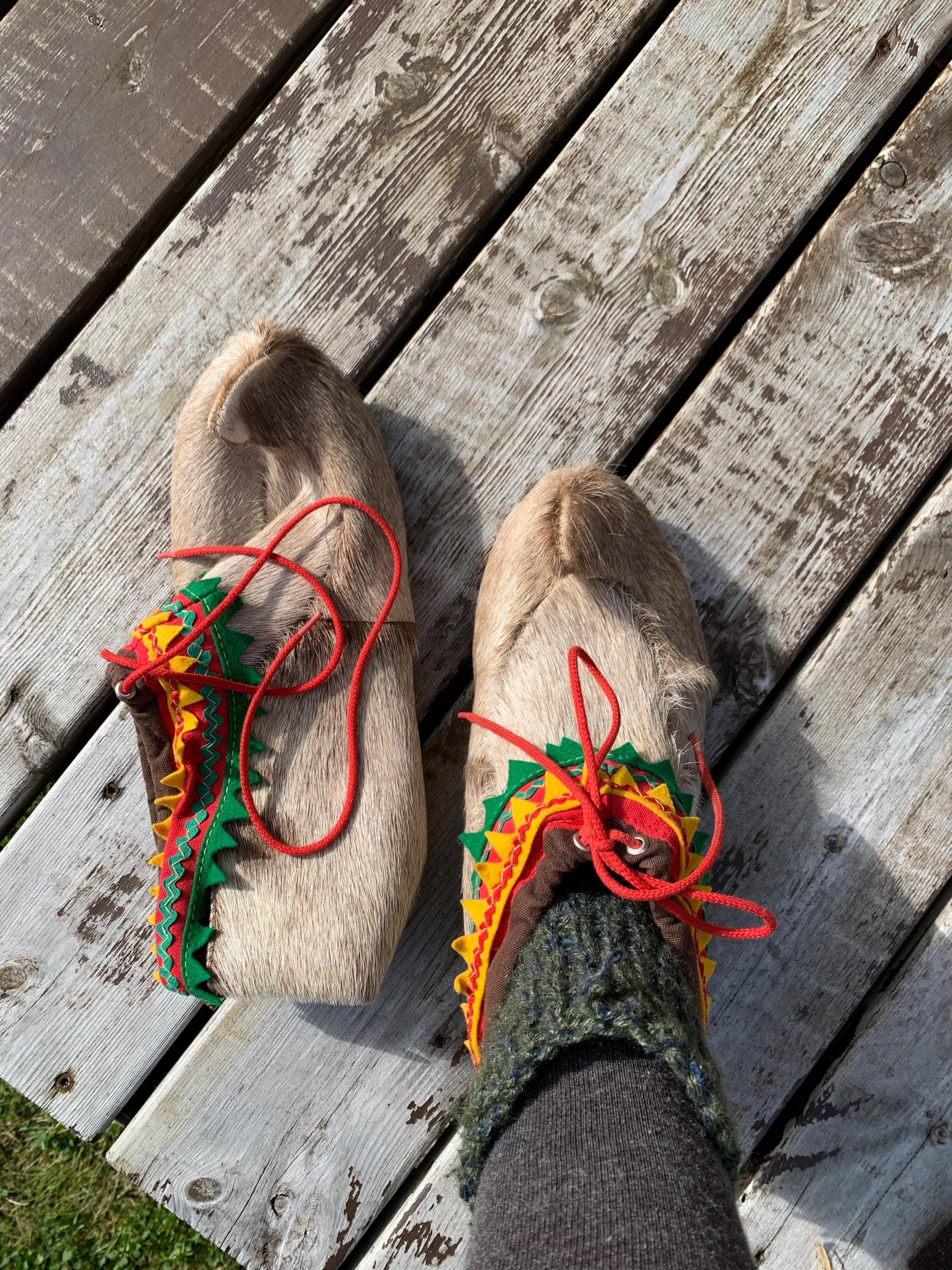 Vintage Men’s Norwegian Lapland Saami Reindeer Fur Nutukas Shoes TRADITIONAL NUTUKA SAMI BOOTS W/ REINDEER HIDE WINTER  main image 4