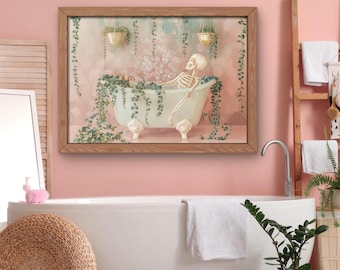 Puede incluir: Una ilustración enmarcada de un esqueleto relajándose en una bañera rodeada de exuberantes enredaderas verdes. La bañera es blanca con patas doradas y el fondo es rosa suave.