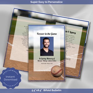 Può includere: Un modello di bollettino bifold per un servizio commemorativo. Il modello presenta uno sfondo di campo da baseball con una palla da baseball e un segnaposto per una foto. Il testo "Forever in the Game" è in cima al modello. Il testo "In Loving Memory of Michael "Mickey" James Collins" è sotto il segnaposto per la foto. Il testo "March 10, 1984 - February 21, 2025" è sotto il nome. Il modello misura 14 cm per 21,5 cm.