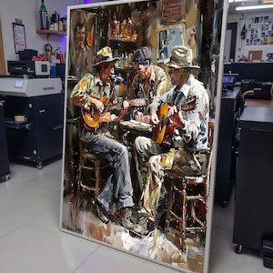 Könnte beinhalten: Ein Gemälde, das drei Männer zeigt, die in einer schwach beleuchteten Bar Gitarre spielen. Die Männer tragen Hüte und sitzen an einem Tisch. Das Gemälde ist in einem realistischen Stil mit Liebe zum Detail ausgeführt.