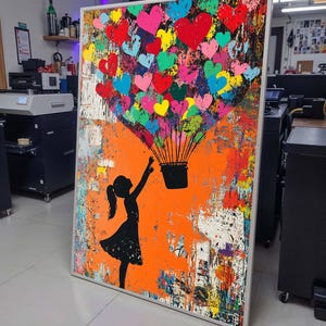Kleurrijke hartballon meisje, graffiti liefdeskunst, street art canvas, levendig stedelijk muurdecor, stedelijk modern canvas, romantische kunst cadeau