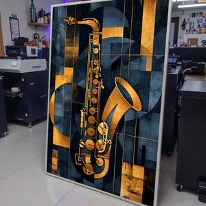 Könnte beinhalten: Abstrakter Kunstdruck mit einem goldenen Saxophon auf einem geometrischen Hintergrund in Blau und Gold.