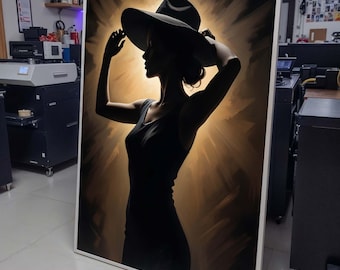 Silhouette de femme avec un chapeau - art du portrait minimaliste élégant avec éclairage spectaculaire, grande oeuvre d'art murale pour le salon, encadré prêt à accrocher