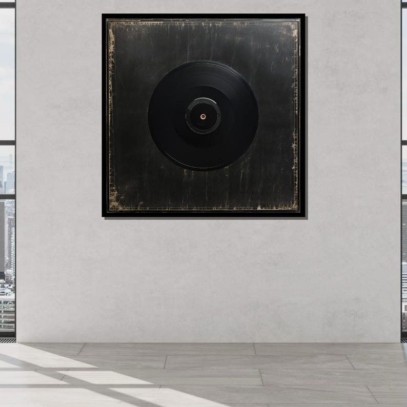 K&ouml;nnte beinhalten: Ein gerahmtes Kunstwerk in Schwarzwei&szlig; mit einer schwarzen Schallplatte auf einem verwitterten schwarzen Hintergrund.