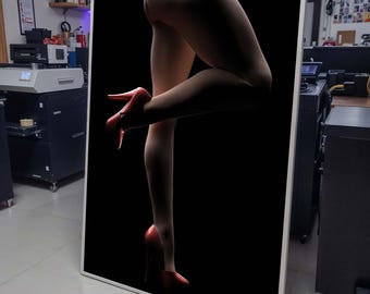 Gambe eleganti, stampa di donna con tacchi rossi, decorazione di figura femminile sensuale, arte minimalista con sfondo nero, tela sexy, arte murale per camera da letto