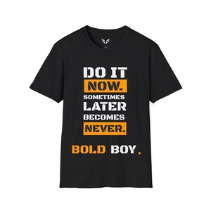 以下が含まれることがあります： 「DO IT NOW. SOMETIMES LATER BECOMES NEVER. BOLD BOY.」と白とオレンジの文字がプリントされた黒いTシャツ。クルーネックと半袖です。生地は柔らかく見えます。