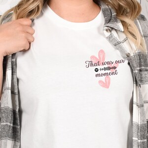 Puede incluir: Camiseta blanca con el texto "That was our moment" y un símbolo de nota musical rosa.