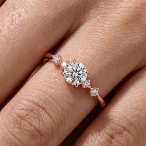 Anello di fidanzamento in oro massiccio 14 carati con diamante sintetico di forma rotonda. Anello unico in argento rosa con quattro griffe, regalo per anniversario per lei.
