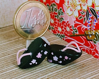 Coppia di scarpe da geisha nere in miniatura per casa delle bambole, scarpe pokkuri. Scala 1/12