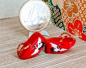 Coppia di scarpe da geisha in miniatura per case delle bambole, scarpe pokkuri. Scala 1/12