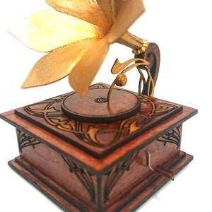 Miniature working Art Nouveau vintage gramophone, 1/12 scale for dollhouse and roombox image 3