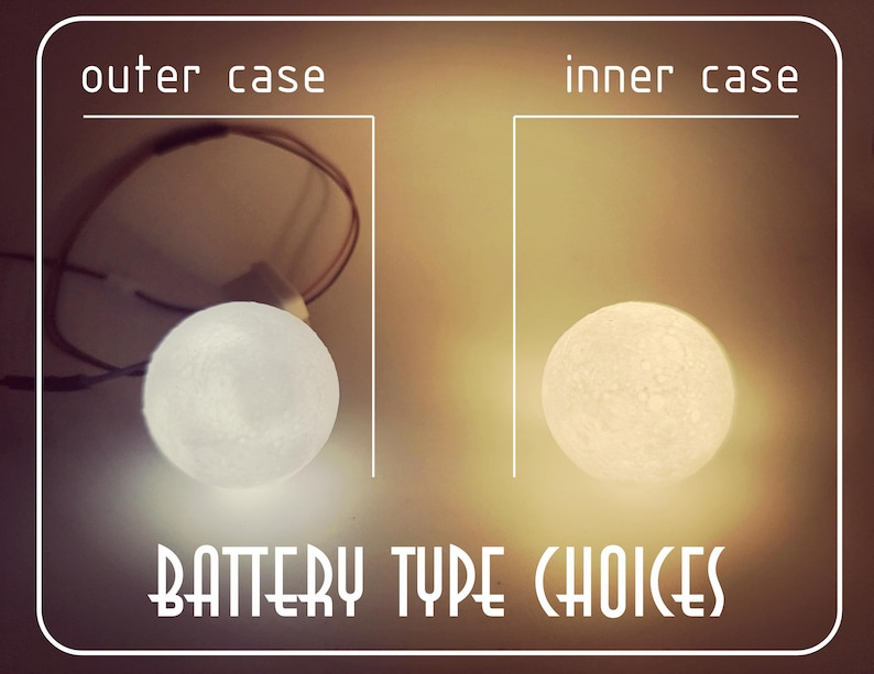 Op de afbeelding: Afbeelding met twee oplichtende bollen, gelabeld "outer case" en "inner case". De tekst "BATTERY TYPE CHOICES" staat eronder. De linkerbol is wit, de rechter is geel.