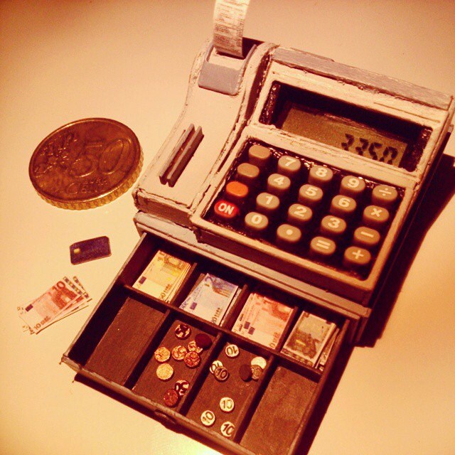 1 Pz Antica Scala 1:12 In Miniatura Casa Delle Bambole Registratore Di Cassa Mini Decorazione Della Casa Per OB11 BJD Bambola Accessori Giocattolo