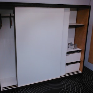 Weiße Miniatur Garderobe 1/12 für Puppenhäuser