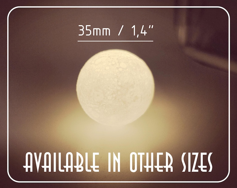 Op de afbeelding: Een getextureerde witte bol, met een diameter van 3,5 cm, straalt zachtjes. De afbeelding bevat de tekst "AVAILABLE IN OTHER SIZES". De bol wordt verlicht tegen een warme bruine achtergrond. De bol is ongeveer 1,4 inch in diameter.
