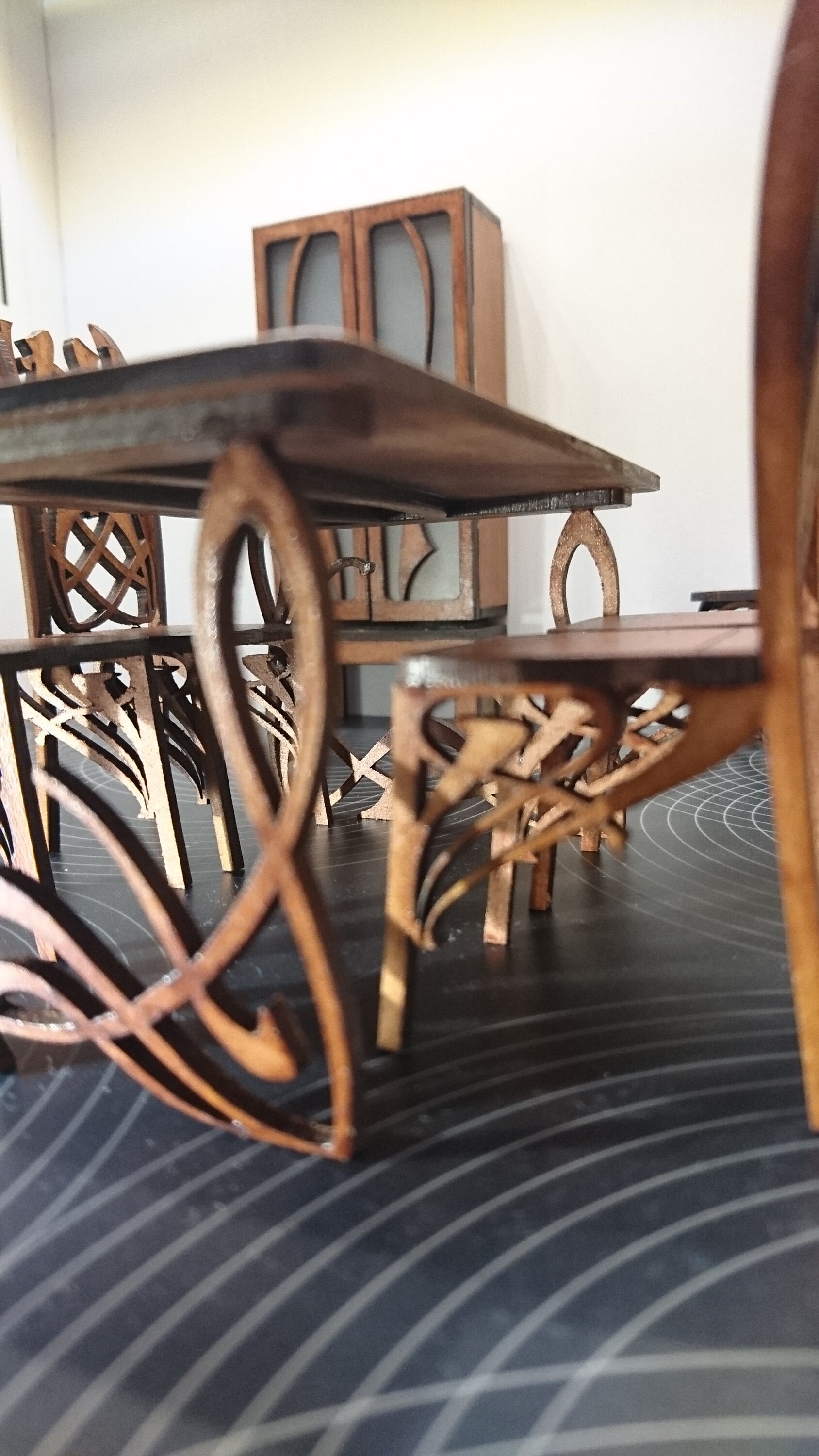 ミニチュア DIY アールヌーボー様式のテーブルと椅子 4 脚のキット