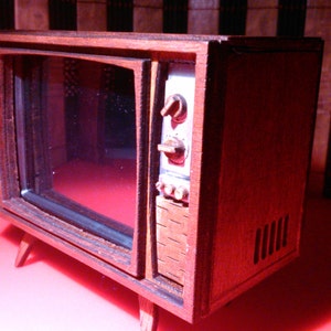 Miniaturowy, działający, zabytkowy telewizor z połowy wieku, domek dla lalek, skala 1/12.