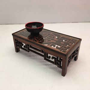 中国家具、ガラス付き彫刻入りマホガニーローテーブル。ドールハウス用ミニチュア 1/12 スケール