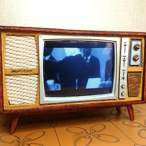Puppenhaus Miniatur funktionierender Vintage Mid Century Fernseher, Maßstab 1:12.