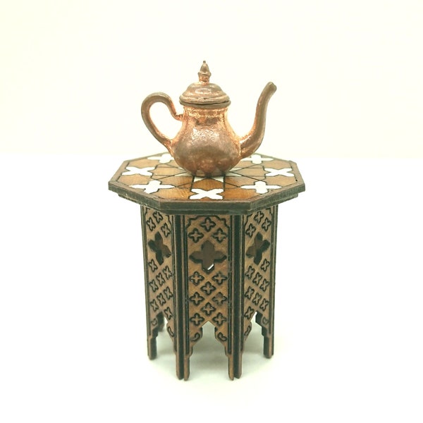 Mobilier marocain, table d’appoint octogonale aux motifs gravés. Échelle miniature 1/12 pour maisons de poupées