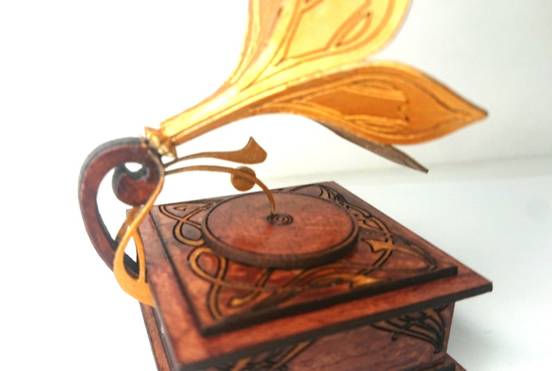 Miniature working Art Nouveau vintage gramophone, 1/12 scale for dollhouse and roombox image 5