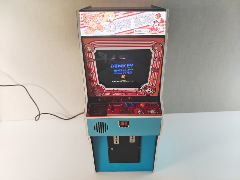 Miniature arcade machine, Donkey Kong game, 1/6 scale Playscale, New Wave Toys image 6