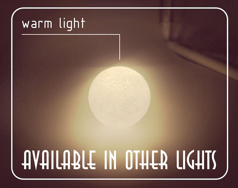 Op de afbeelding: Een gloeiende, bolvormige lichtbron die warm licht uitstraalt. De afbeelding bevat de tekst "warm light" en "AVAILABLE IN OTHER LIGHTS", wat wijst op verschillende verlichtingsopties.