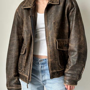 Veste en cuir ajustée unique streetwear des années 50 pour femme, look effet vieilli d'inspiration vintage, manteau surdimensionné marron rétro des années 70