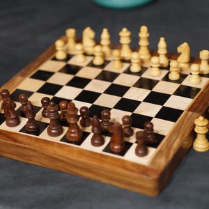 Juego de ajedrez de viaje plegable con acabado lacado magnético en ébano de 12" - Juego de ajedrez portátil - Tablero de ajedrez plegable - Juego de ajedrez apto para viajes