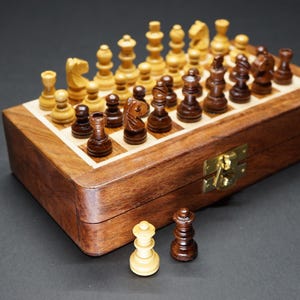 Juego de ajedrez de viaje plegable con acabado lacado magnético Sheesham de 5" - Juego de ajedrez portátil - Tablero de ajedrez plegable - Juego de ajedrez apto para viajes