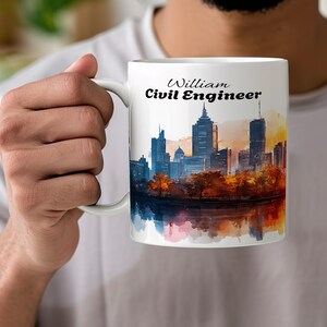 Könnte beinhalten: Weiße Keramiktasse mit einem Aquarell-Stadtbild. Die Tasse trägt den Text "William Civil Engineer".