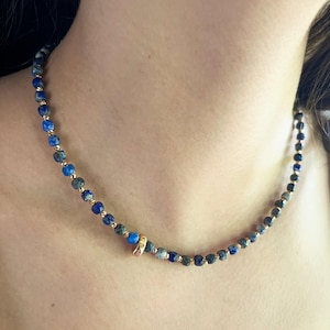 Collar de lapislázuli hecho a mano con cuentas azules facetadas, gargantilla con detalles dorados, regalo minimalista de joyería con piedras preciosas.