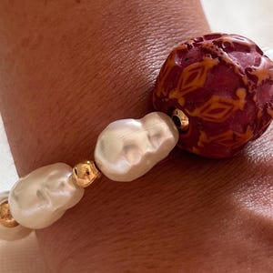 Perlenarmband: Barockes Perlenarmband mit roter geschnitzter Perle, eleganter handgefertigter Boho-Schmuck für Frauen