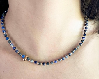 Collar de lapislázuli hecho a mano con cuentas azules facetadas, gargantilla con detalles dorados, regalo minimalista de joyería con piedras preciosas.