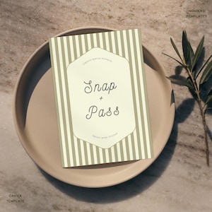 Puede incluir: Una tarjeta de rayas beige y verde con una forma ovalada blanca en el centro. El texto "Snap + Pass" está escrito en la forma ovalada. El texto "Capture special moments" está escrito encima de la forma ovalada. El texto "Return when finished" está escrito debajo de la forma ovalada.