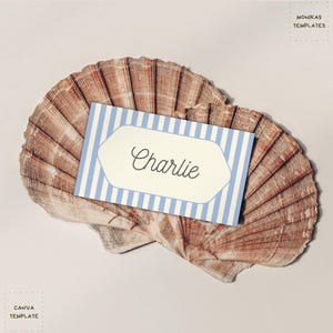 Plantillas de tarjetas de lugar con rayas azules y crema: tarjetas de nombre de boda editables, planas y plegadas, para eventos mediterráneos y costeros.