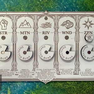 Könnte beinhalten: Ein rechteckiges weißes Spiel-Tracker-Board mit fünf vertikalen Spalten, die gravierte Symbole und Textbeschriftungen enthalten: STR, MTN, RIV, WND und ZEN. Jede Spalte verfügt über ein kreisförmiges Dreh-Zifferblatt mit der Aufschrift DEPICTED RUNE.