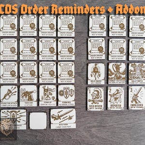Könnte beinhalten: Eine Sammlung rechteckiger Spielmarken mit weißer Oberfläche und braun aufgedrucktem Text sowie Illustrationen. Die Marken zeigen verschiedene militärische Befehle, Symbole und Titel wie Field Officer, Combat Tactician und Azyrite-Befehle.