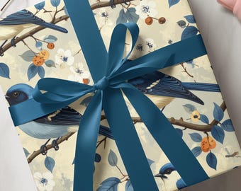 Carta da regalo con uccellini azzurri sui rami / Motivo floreale boschivo