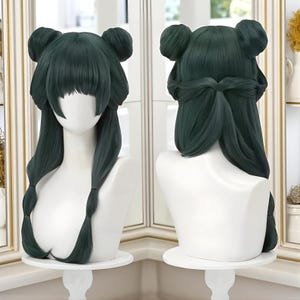 Peut inclure: Perruque vert foncé avec deux chignons hauts, une frange et de longues tresses. La perruque est présentée sur une tête de mannequin blanche, mettant en valeur le design et la couleur. Parfait pour le cosplay ou les déguisements.