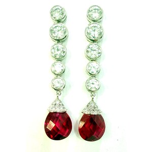 Pendientes perforados exclusivos de rubí y circonita cúbica de Charles Winston, estilo vintage de los años 2000.