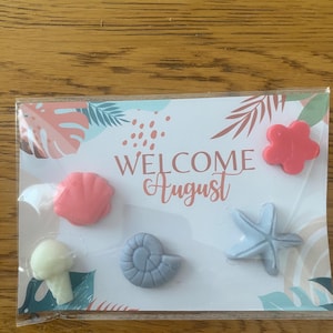 Carte parfumée artisanale Welcome August avec fondants en cire – Cadeau été original fait main