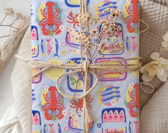 Carta da regalo retrò con motivo a scatolette di sardine, carta da regalo colorata con pesciolini in scatola, carta da regalo per amanti del cibo mediterraneo, divertente carta da regalo con sardine a tema costiero, carta da regalo nautica