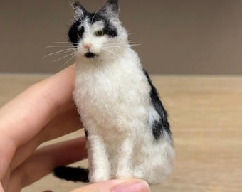 Custom Needle Felted Cat Memorial: Realistic Wool Pet Sculpture