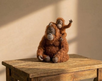 Escultura artesanal de una familia de orangutanes en fieltro: madre e hijo. Un recuerdo ideal para el Día de la Madre o el Día del Padre.