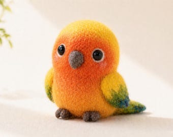 グラデーションカラーのフェルトウール製コガネメキシコインコのキャラクター、手作りの居心地の良い装飾、コテージコア風の棚飾り、鳥好きへのギフト