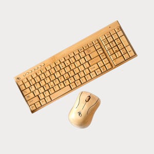 以下が含まれることがあります： 明るい色の竹製キーボードとマウスのセット。キーボードは標準的なキーとテンキーを備えています。マウスはスクロールホイールとロゴを備えた人間工学に基づいたデザインです。セットは天然の竹でできています。