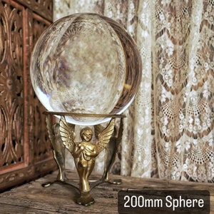 Sfera di cristallo a forma di cherubino che suona il liuto in ottone antico • Espositore in ottone • Supporto per sfere decorative, altari e decorazioni angeliche
