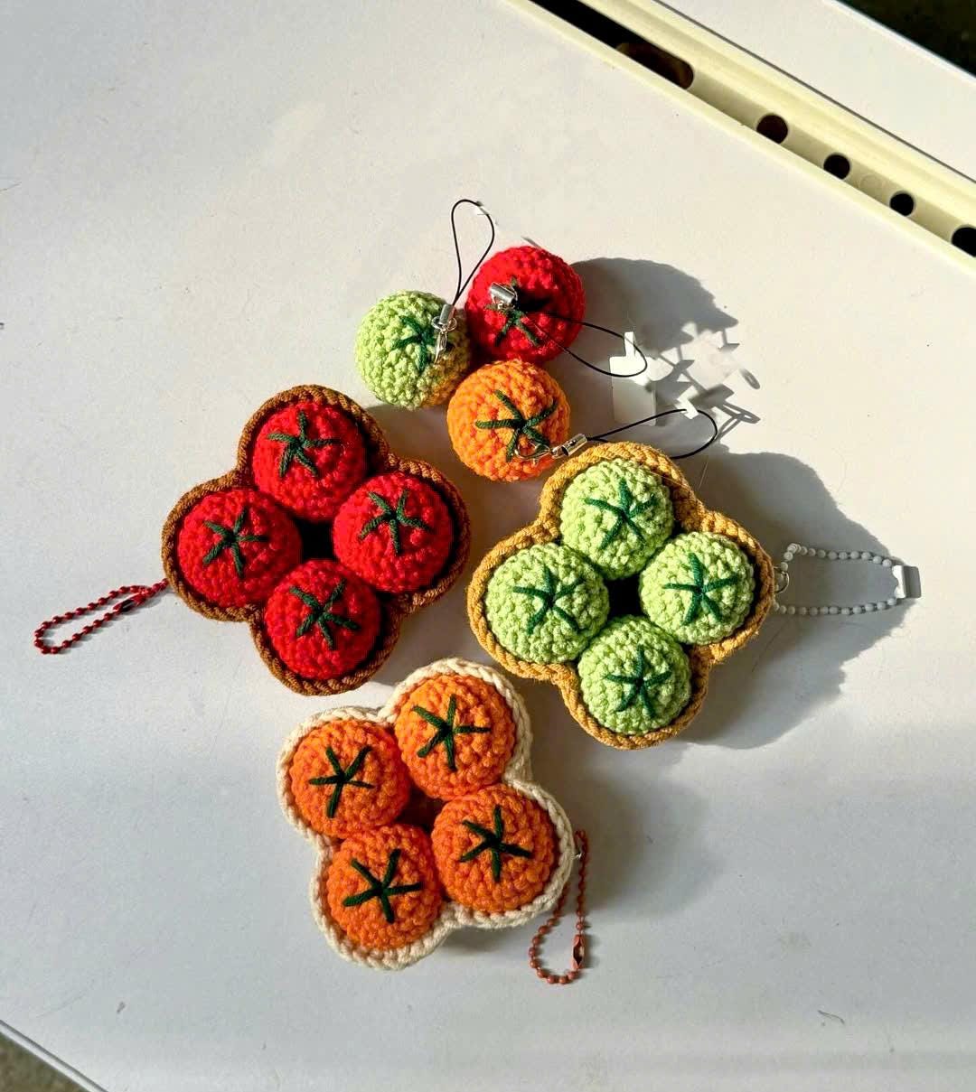 た*や様 トマトケチャップくんのキーホルダー◎編みぐるみ ミニかぎ針編みトマトキーホルダー – 手作りあみぐるみフルーツ